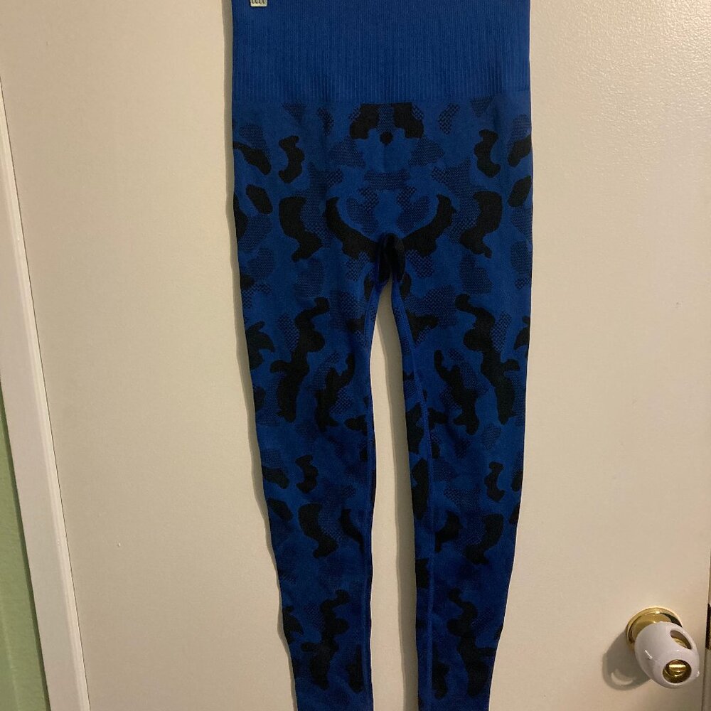 Curves and Combatboots blue and black camo scrunch leggings size small